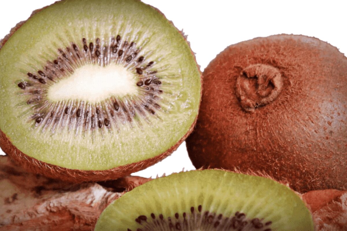 Kiwi-Früchte auf weißem Hintergrund