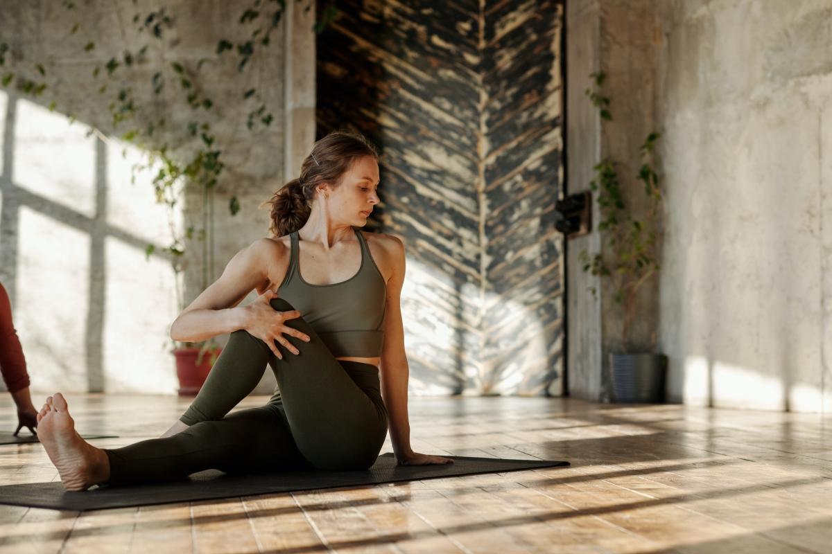 Frau beim Yoga gegen stress in der Natur