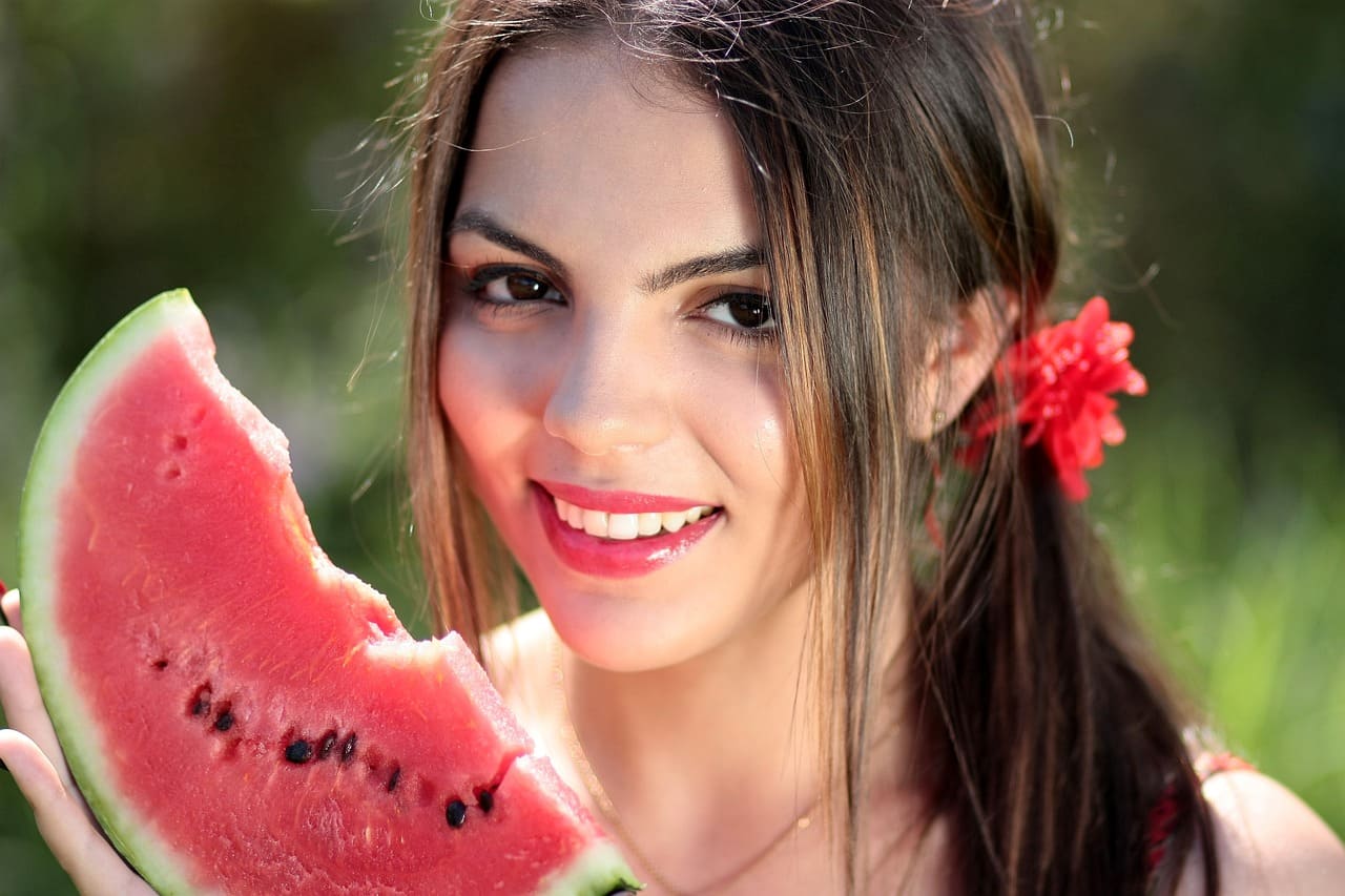 Wassermelonen-Diät Frische, saftige Wassermelone geschnitten auf einem hellen Tisch