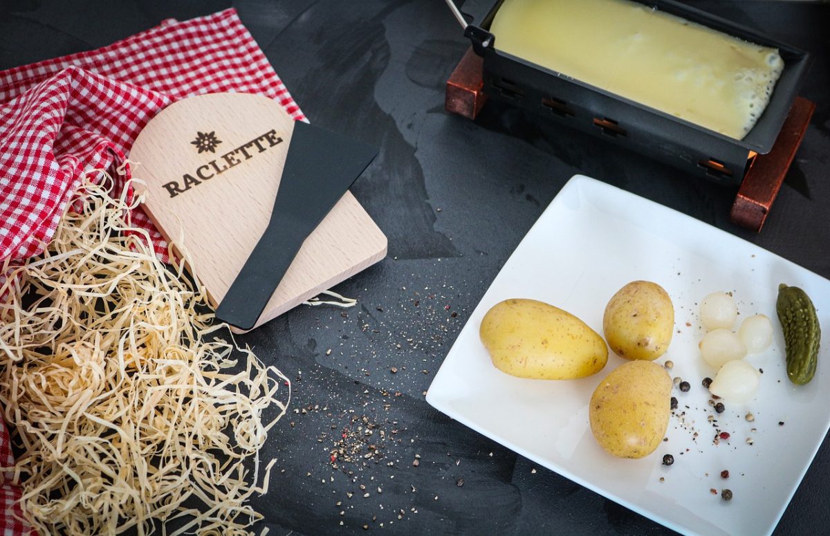 Raclette-Käseplatte mit verschiedenen Beilagen